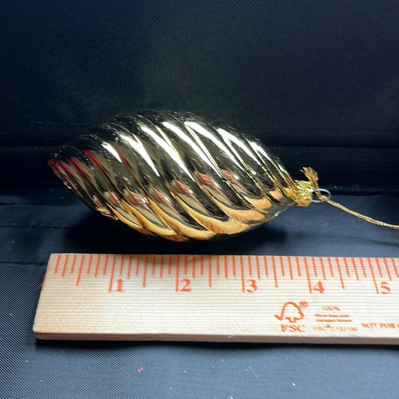 Set of 3 plastic gold colored Christmas ornaments - Picture 7 of 10